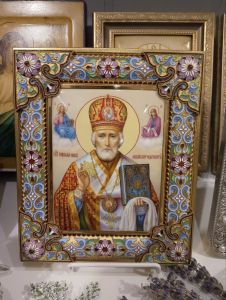 Рукописная икона из финифти Николай Чудотворец с гранатами и окладом горячая эмаль (Размер 16х19 см)